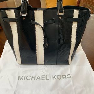 Michael Kors Blakey Medium Bucket Bag